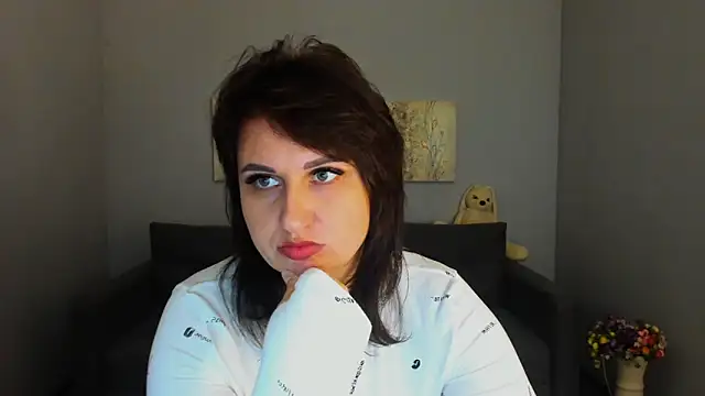 Snapshot of Helen_Rossi chatting on 11/14/25, 06:39 Helen Rossi online show from 11/14/25, 06:39