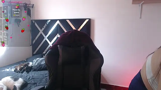 Zooee 01 online show from 11/29/25, 02:17