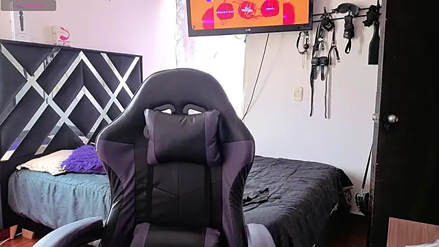 Zooee 01 online show from 12/04/25, 04:06