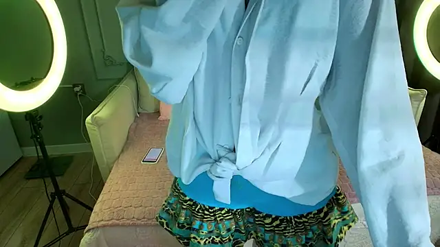 Snapshot of lihnpham chatting on 12/21/25, 03:30 lihnpham online show from 12/21/25, 03:30