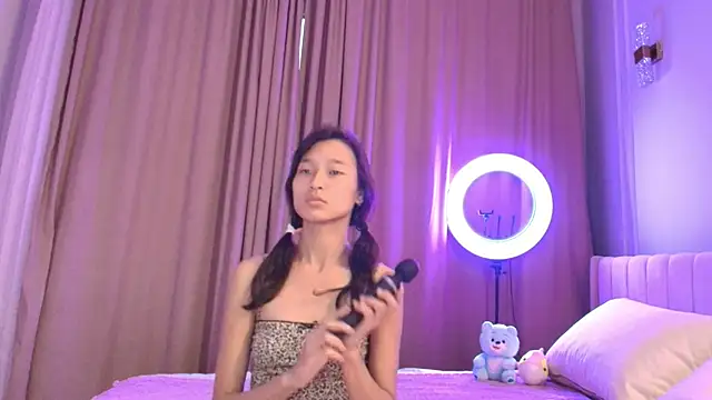 Snapshot of lihnpham chatting on 11/15/25, 01:31 lihnpham online show from 11/15/25, 01:31