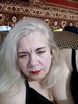 Snapshot of IZOLDA99 chatting on 11/04/25, 07:23 IZOLDA99 online show from 11/04/25, 07:23