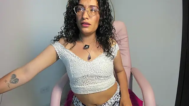 misslya00 online show from 11/30/25, 08:53