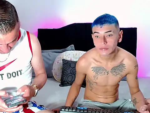 Snapshot of will_and_alex chatting on 11/04/25, 02:43 will and alex online show from 11/04/25, 02:43