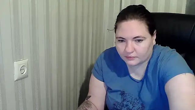 Snapshot of XLisaBlueXsS chatting on 11/07/25, 04:22 XLisaBlueXsS online show from 11/07/25, 04:22