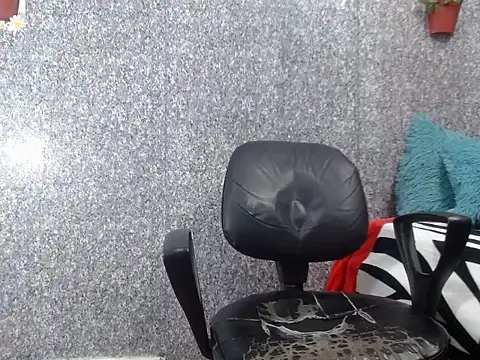 Snapshot of carelis_big_tits chatting on 11/08/25, 06:39 carelis big tits online show from 11/08/25, 06:39