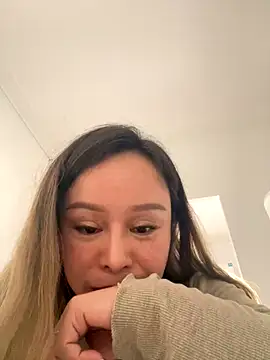 Snapshot of thu-cuoi chatting on 11/05/25, 05:43 thu-cuoi online show from 11/05/25, 05:43