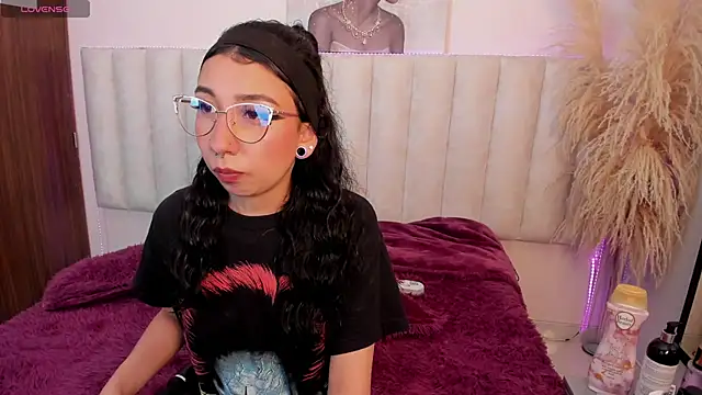 Isabella Crofts online show from 05/06/26, 03:10