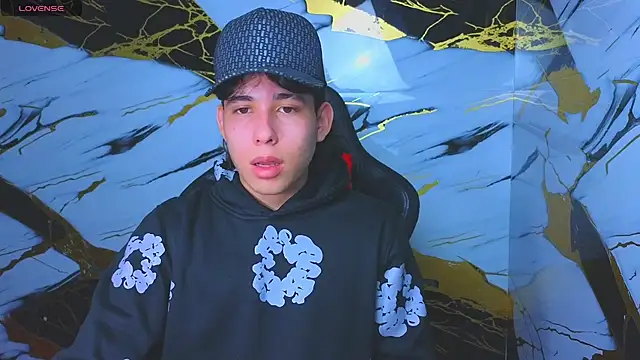 Snapshot of Suarezz10_ chatting on 11/07/25, 12:53 Suarezz10 online show from 11/07/25, 12:53