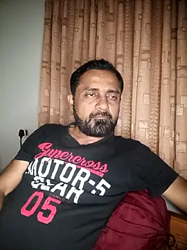 Snapshot of RubyEntity chatting on 12/18/25, 06:12 RubyEntity online show from 12/18/25, 06:12