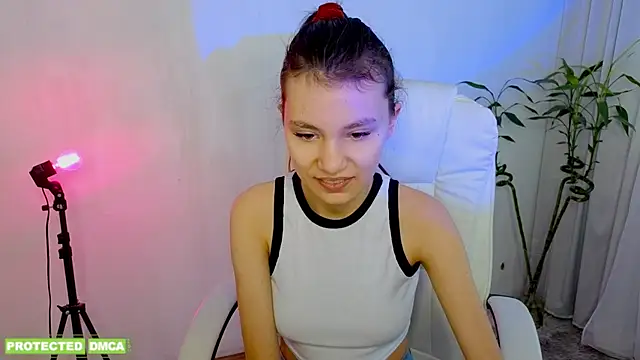 Little  Lunaa online show from 02/25/26, 11:32