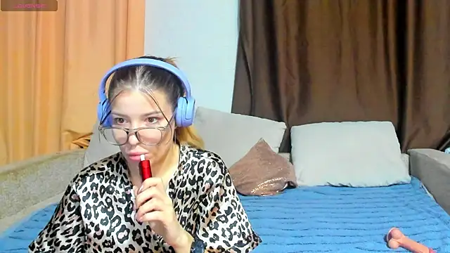 Eva purrr  online show from 11/30/25, 01:17