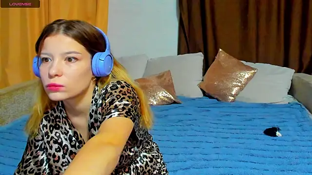 Eva purrr  online show from 11/27/25, 01:17