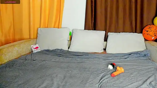 Eva purrr  online show from 11/11/25, 11:49