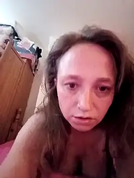 Snapshot of HotMommaCR chatting on 11/04/25, 01:15 HotMommaCR online show from 11/04/25, 01:15