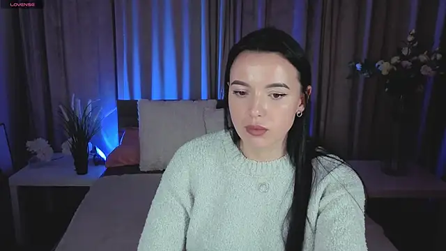 HeyNiki online show from 12/19/25, 04:53