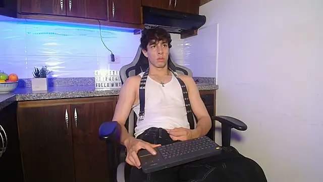 Snapshot of chris_evans27 chatting on 11/22/25, 02:32 chris evans27 online show from 11/22/25, 02:32