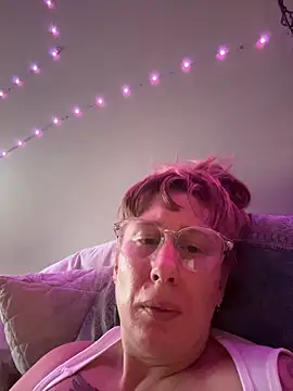 Snapshot of Redriddinghood8 chatting on 11/15/25, 11:58 Redriddinghood8 online show from 11/15/25, 11:58