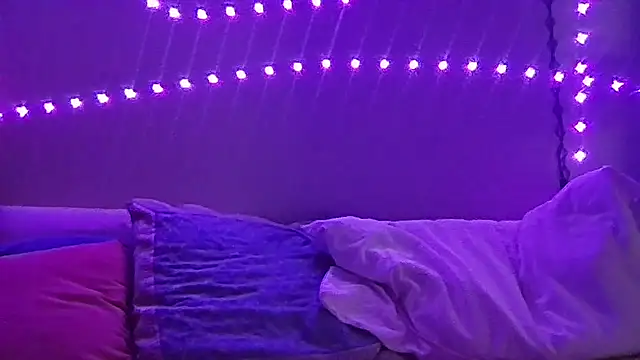 Snapshot of Redriddinghood8 chatting on 11/16/25, 03:33 Redriddinghood8 online show from 11/16/25, 03:33