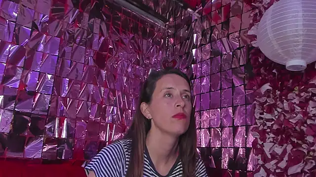 Snapshot of mia_luna_ed chatting on 11/17/25, 05:17 mia luna ed online show from 11/17/25, 05:17