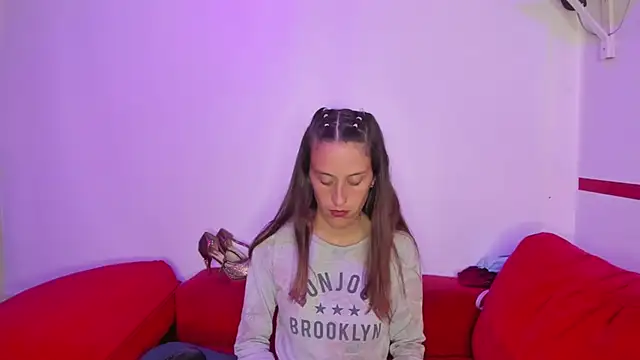 Snapshot of mia_luna_ed chatting on 11/14/25, 04:10 mia luna ed online show from 11/14/25, 04:10