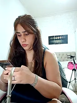 Snapshot of nahiarabiel33 chatting on 11/06/25, 04:22 nahiarabiel33 online show from 11/06/25, 04:22