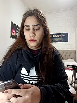 Snapshot of nahiarabiel33 chatting on 06/26/26, 07:42 nahiarabiel33 online show from 06/26/26, 07:42
