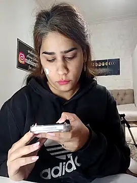 nahiarabiel33 online show from 05/14/26, 07:00