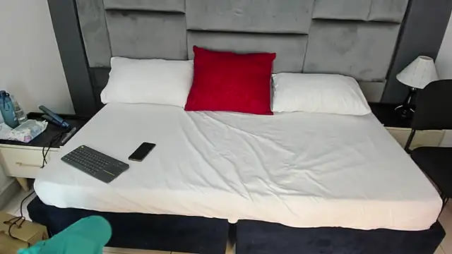 CatleyaSmith online show from 12/20/25, 12:08