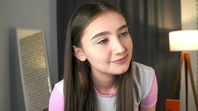 Snapshot of AriannaSemke chatting on 11/08/25, 03:32 AriannaSemke online show from 11/08/25, 03:32