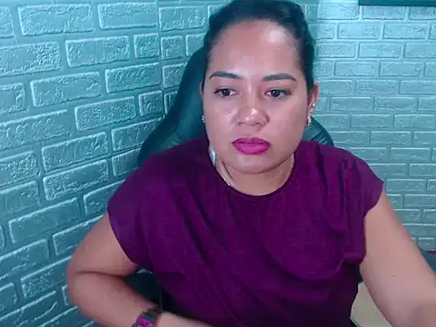 Snapshot of Bella_Summers_ chatting on 11/05/25, 03:37 Bella Summers online show from 11/05/25, 03:37