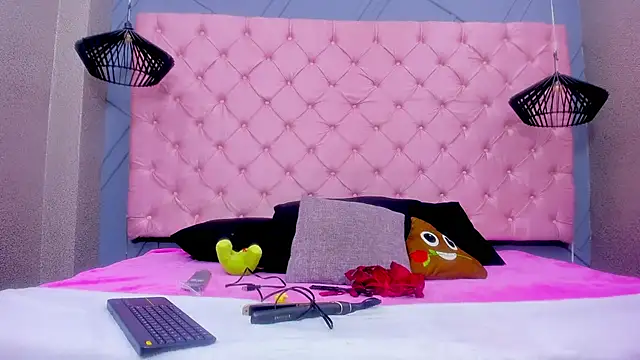 Mia Horney online show from 12/17/25, 01:16