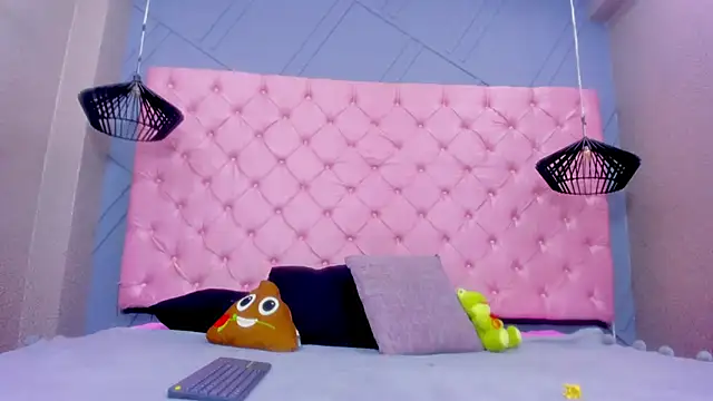 Mia Horney online show from 11/28/25, 02:06