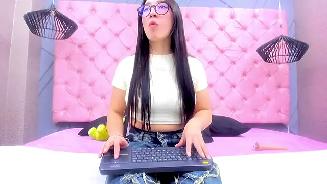 Snapshot of Mia_Horney chatting on 01/14/26, 12:20 Mia Horney online show from 01/14/26, 12:20