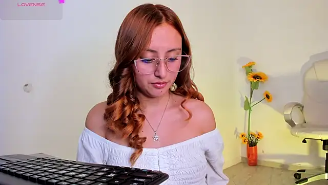 Snapshot of Arianna_Gren18 chatting on 11/10/25, 06:57 Arianna Gren18 online show from 11/10/25, 06:57