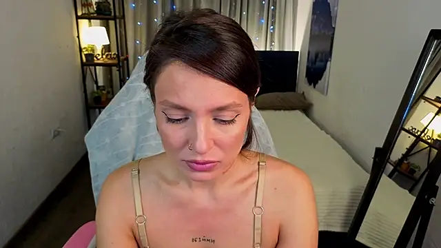 Naila Whisper online show from 12/03/25, 10:09