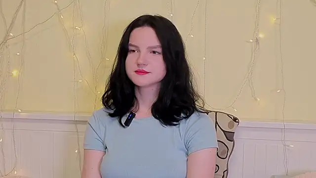 LatinaHuguenin online show from 11/15/25, 07:45