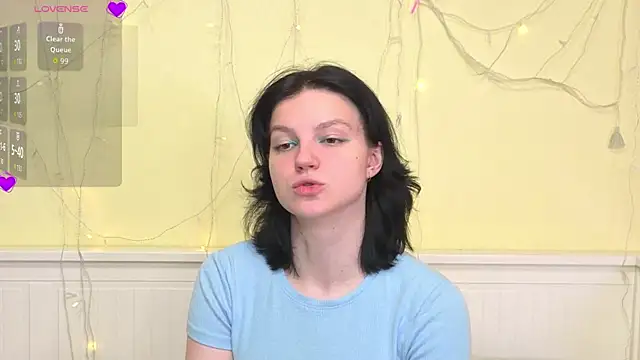 LatinaHuguenin online show from 12/15/25, 07:03