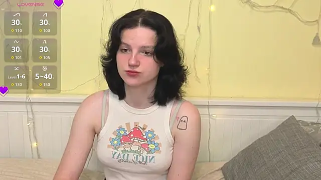 LatinaHuguenin online show from 12/16/25, 07:12