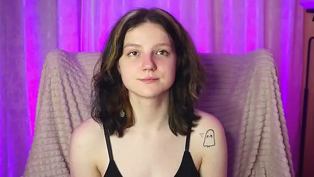 LatinaHuguenin online show from 03/18/26, 07:04