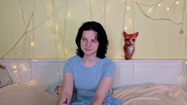 LatinaHuguenin online show from 11/23/25, 07:07