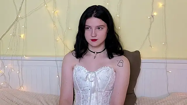 LatinaHuguenin online show from 11/17/25, 09:13