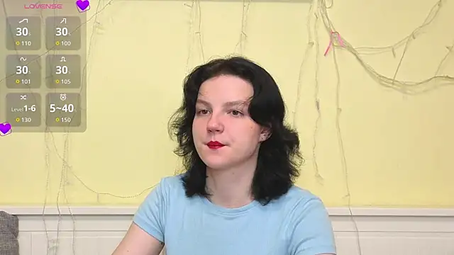 LatinaHuguenin online show from 12/18/25, 07:02