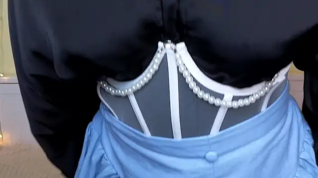 LatinaHuguenin online show from 11/18/25, 07:11