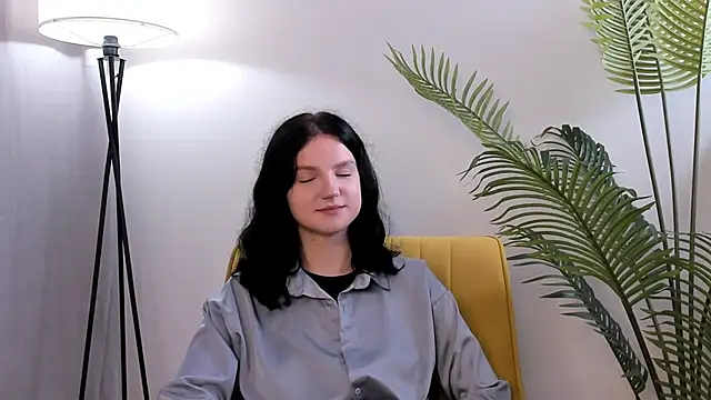 LatinaHuguenin online show from 11/07/25, 03:05