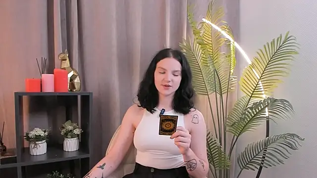 LatinaHuguenin online show from 11/08/25, 02:20