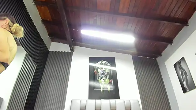 Caitlyn-Joness  online show from 04/07/26, 10:33