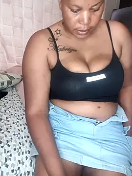 Snapshot of Qeenbrie chatting on 11/17/25, 04:11 Qeenbrie online show from 11/17/25, 04:11