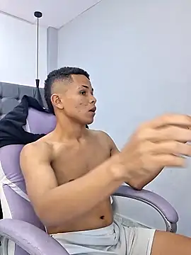 Snapshot of Liams18 chatting on 11/14/25, 12:58 Liams18 online show from 11/14/25, 12:58