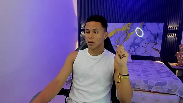 Snapshot of Liams18 chatting on 04/06/26, 02:40 Liams18 online show from 04/06/26, 02:40